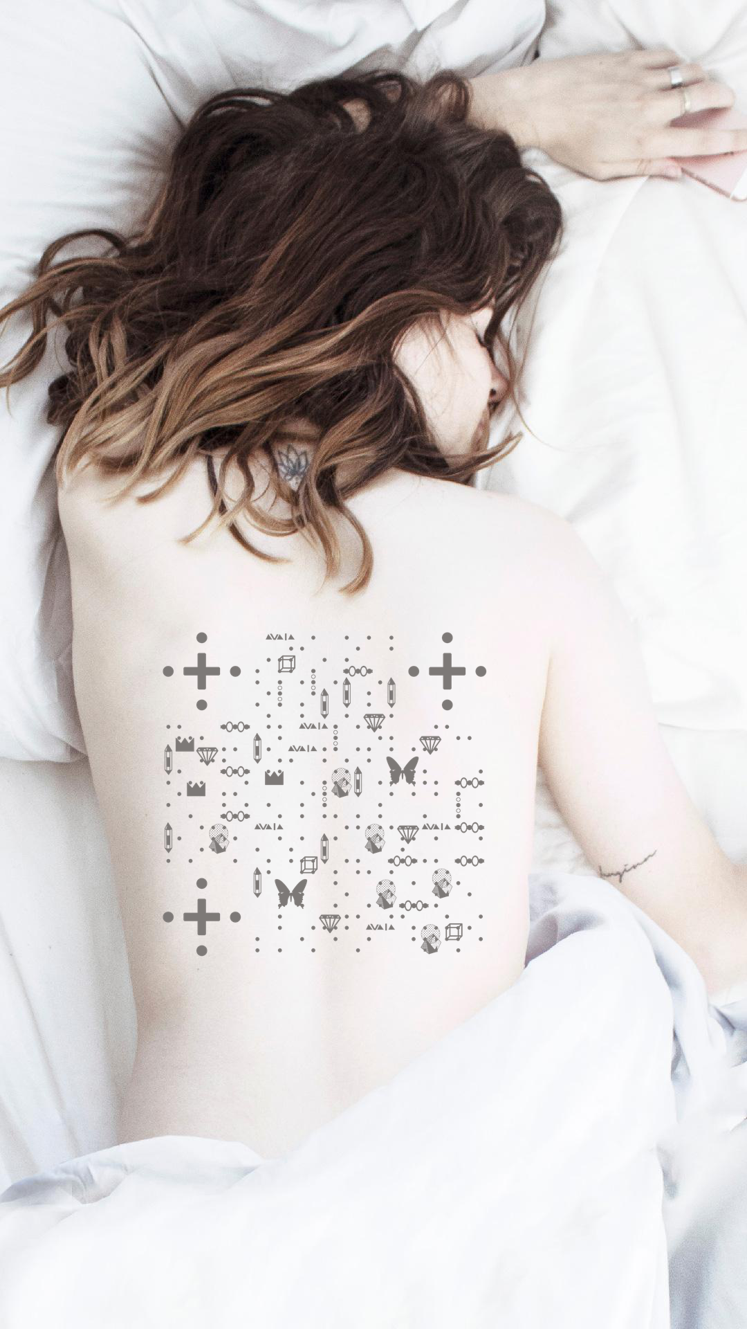 性感睡意女性背部文身花纹二维码生成器-平面静态-手机壁纸