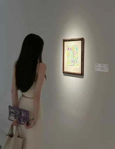 作品封面艺术画展长发女生五彩圆点个性二维码二维码生成器-平面静态-微信名片
